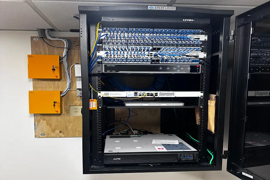 Network patch panel and equipment rack